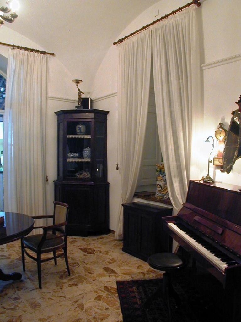 Hotel Villa Augustus Lipari  Buitenkant foto