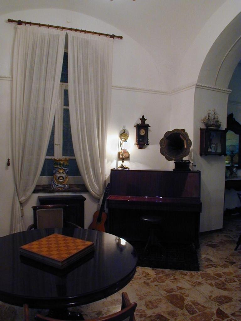 Hotel Villa Augustus Lipari  Buitenkant foto
