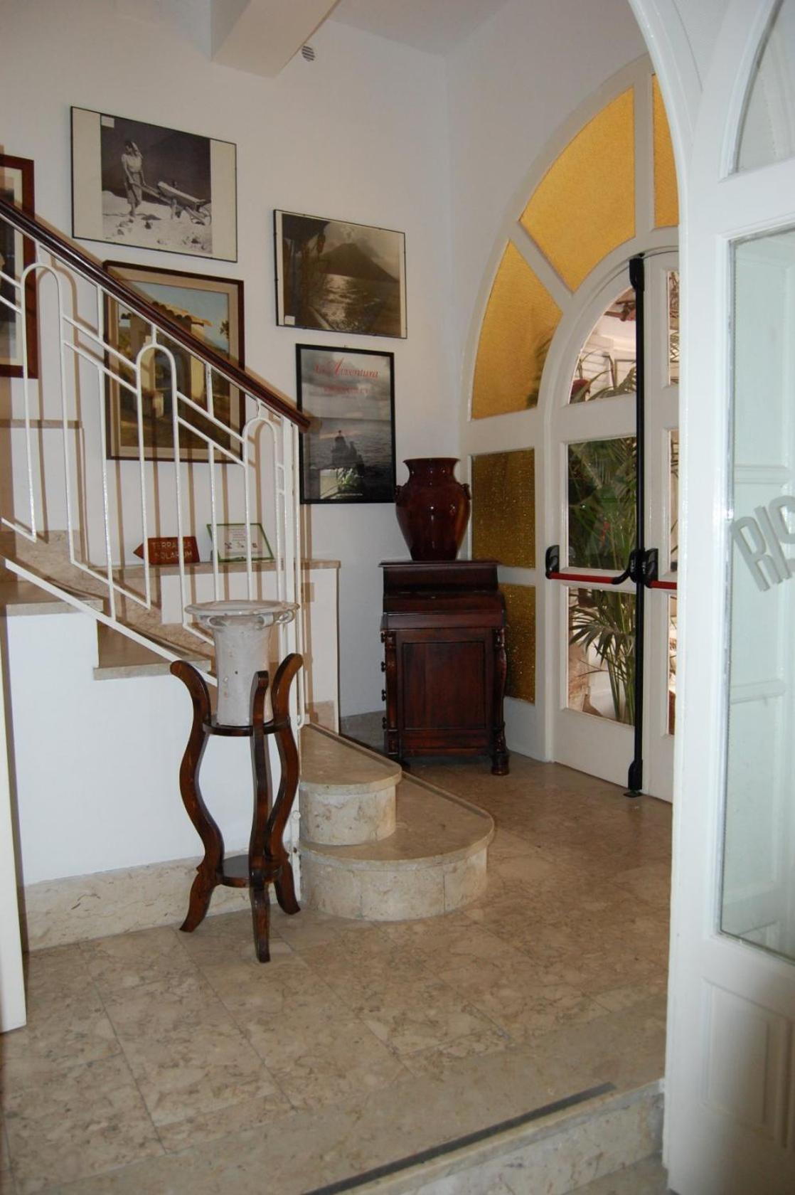 Hotel Villa Augustus Lipari  Buitenkant foto