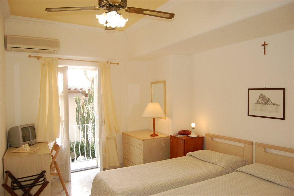 Hotel Villa Augustus Lipari  Buitenkant foto