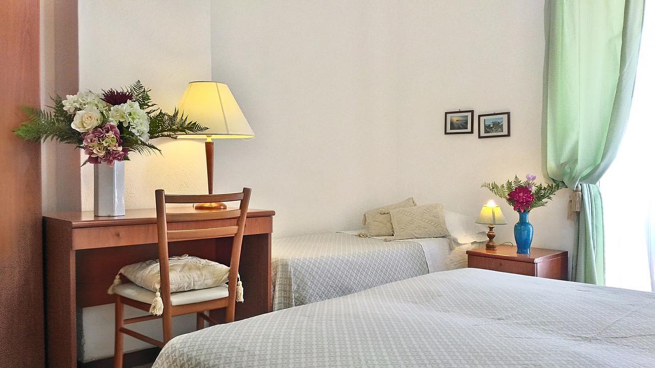 Hotel Villa Augustus Lipari  Buitenkant foto