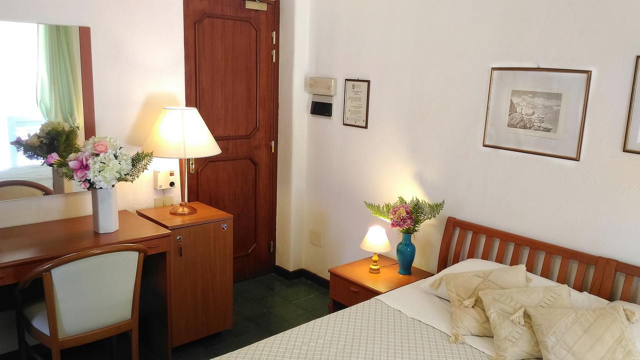 Hotel Villa Augustus Lipari  Buitenkant foto