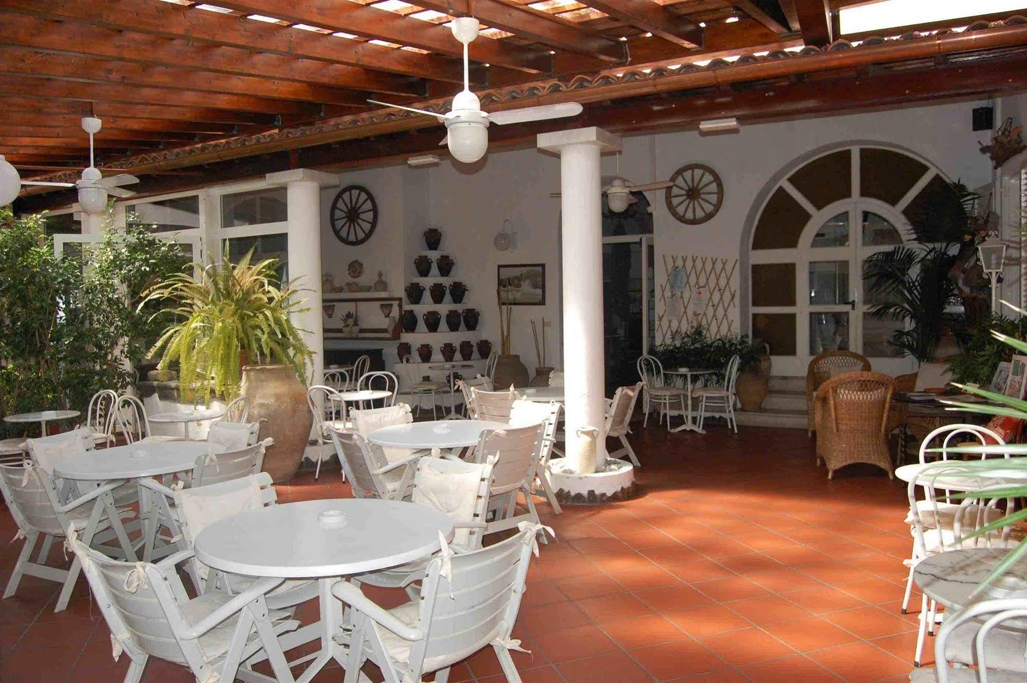 Hotel Villa Augustus Lipari  Buitenkant foto